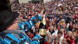 ISPRAĆAJ STARE GODINE NA OTVORENOM U PODNE U SREDIŠTU FUŽINA, 31.12.